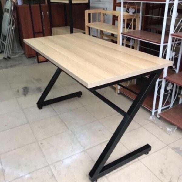kích thước bàn làm việc chân sắt
